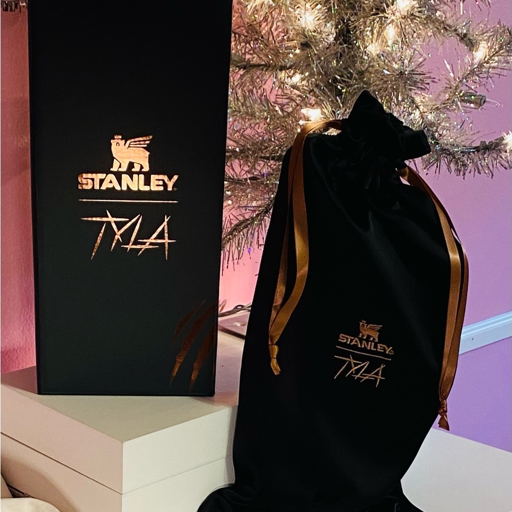 Stanley Tyla Tyger Quencher 40 oz. Authentic. Brand new. Out of box for photo.